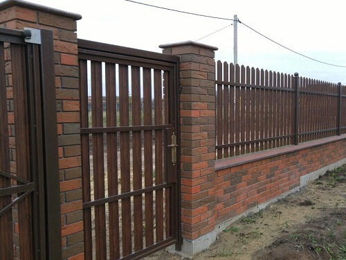 Установка забора из металлоштакетника в Ошмянах